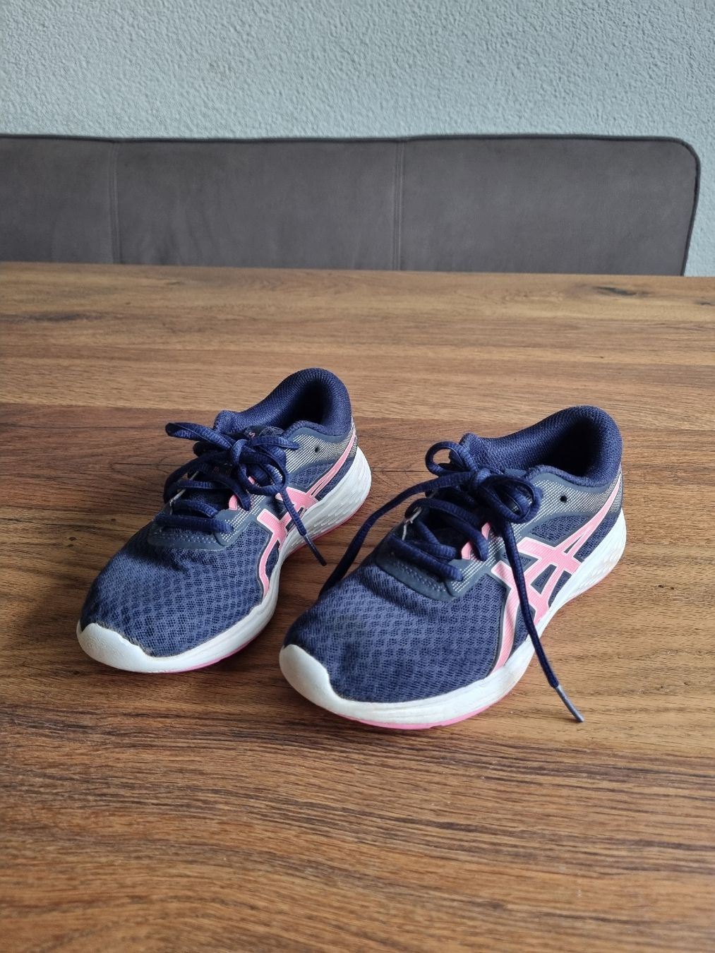 Asics Schuhe für Mädchen: Turnschuhe Asics Gr. 33.5 – Gebraucht aus Näfels von Phd534