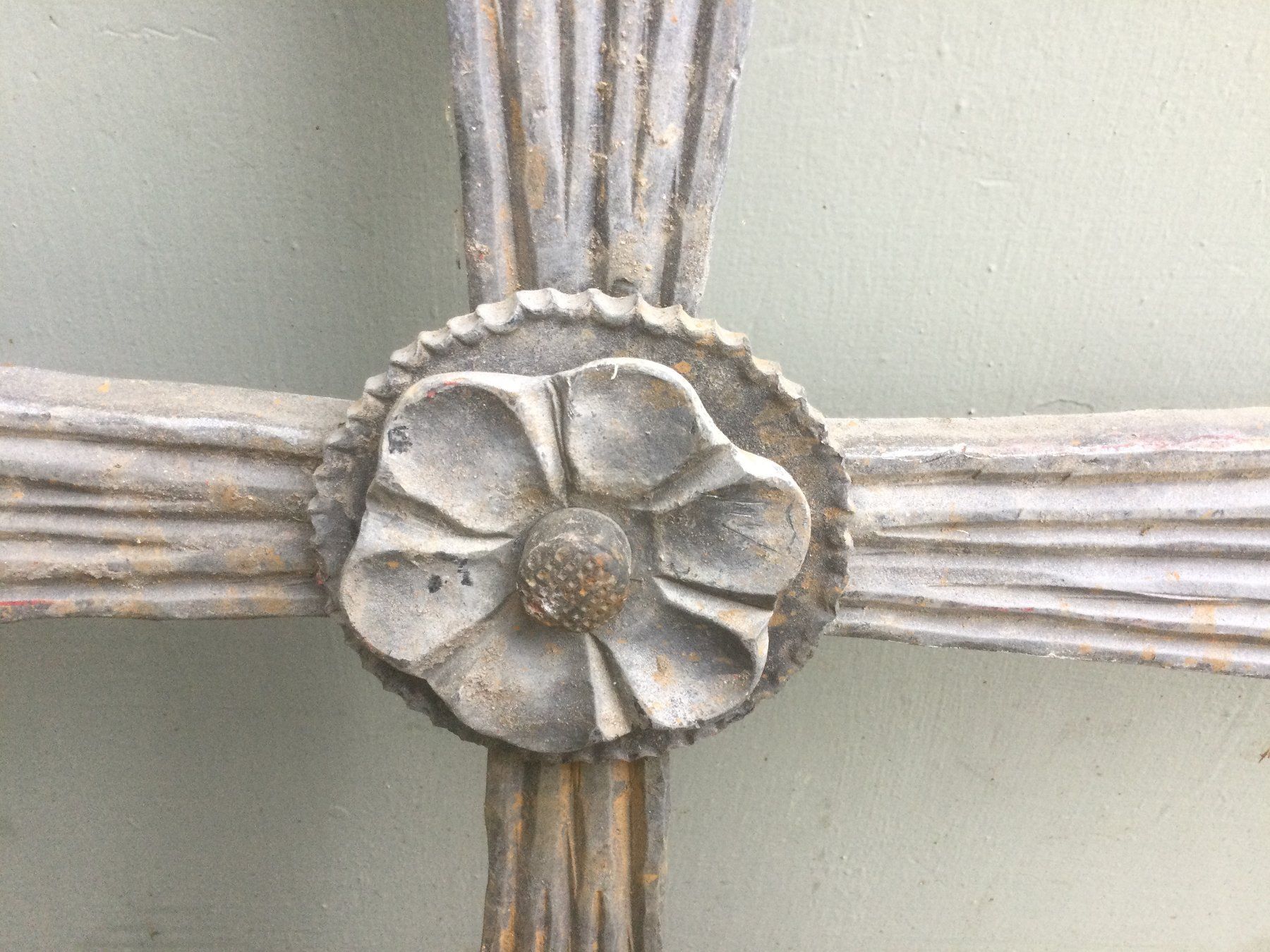 Werkzeuge: Gebrauchtes geschmiedetes Eisenkreuz mit Blume – Gebraucht aus Wangen SZ von kuriosum12 3