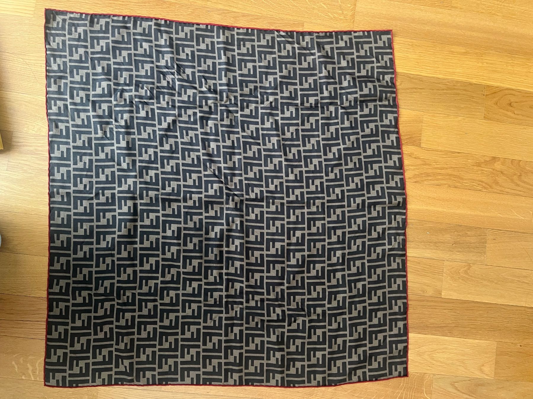 Fendi Foulards & écharpes: Wunderschönes Fendi Seidentuch – Neuf (Voir description) à Ostermundigen par emi_pbs6 1