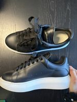 Alexander McQueen Sneaker schwarz neuwertiger Zustand