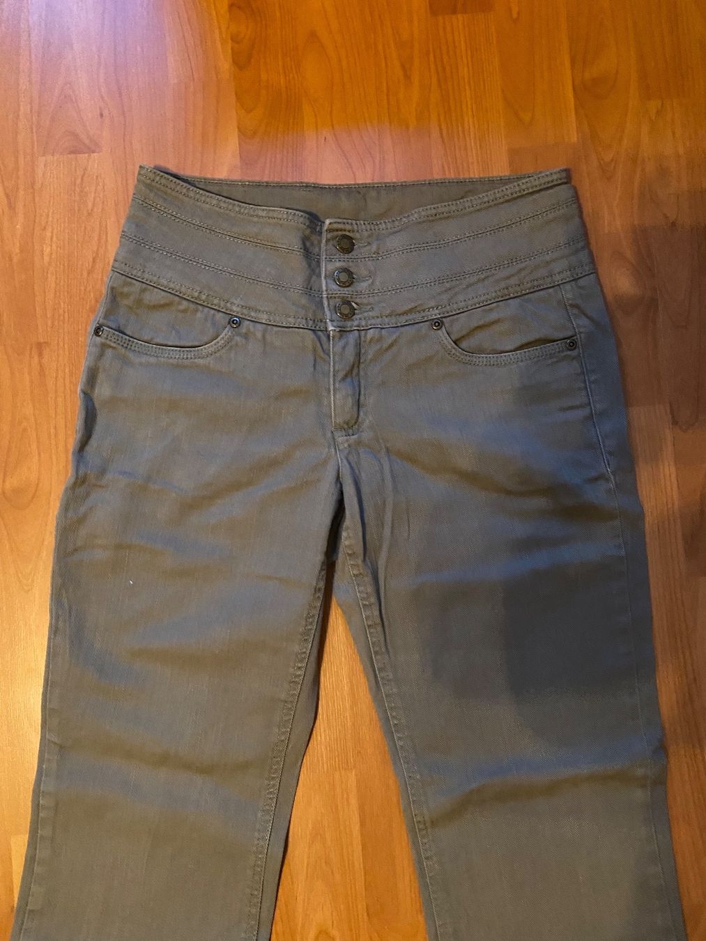 Jeans: Damen Jeans Bootleg 40 pinegrün – Usato da Balsthal venduto da Uroby 2