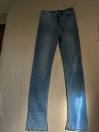NLY Jeans Damen Hose Grösse S, Schlitz unten, hellblau