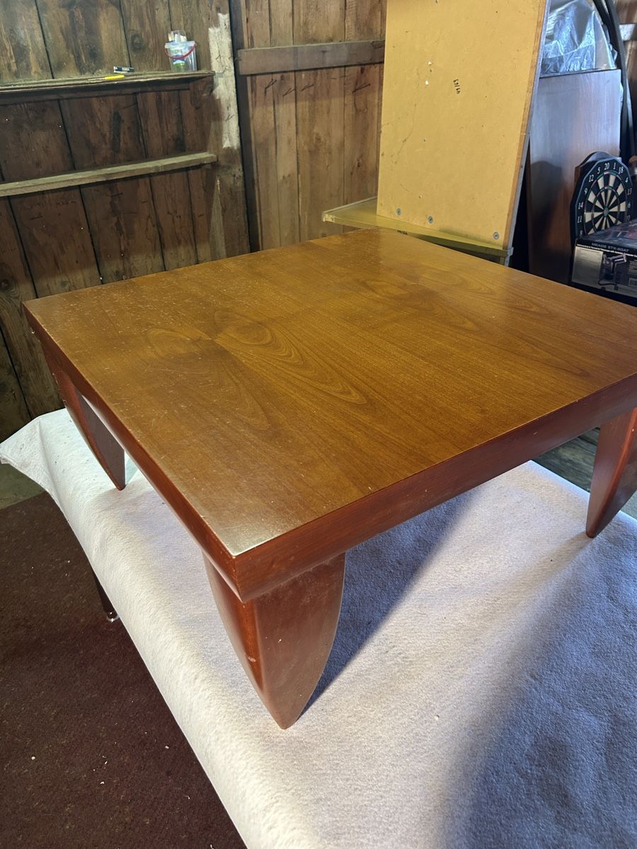 Tische: Retro Couchtisch, Massivholz, 80x80cm – Gebraucht aus Kehrsiten von fot_55m5 1