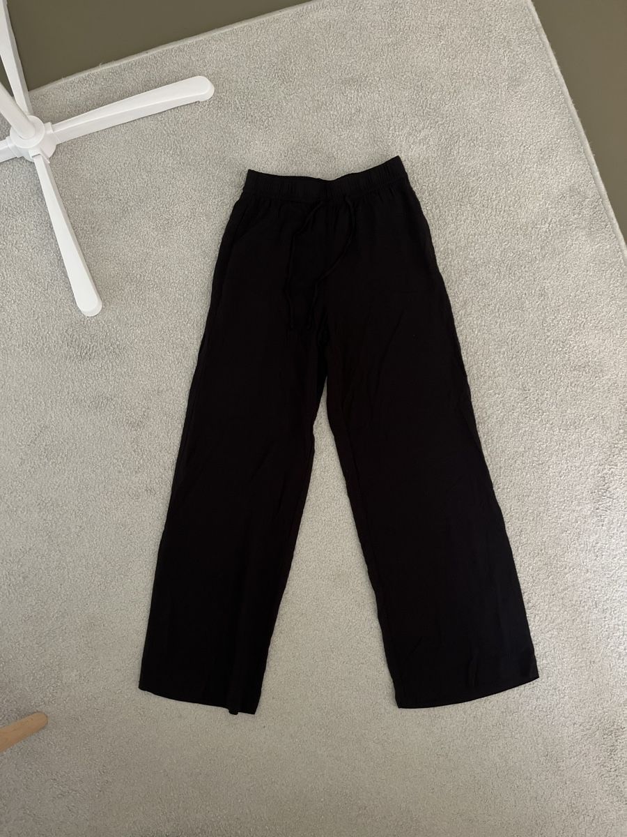 H&M Pantaloni: schwarze Stoffhose mit Gummizug – Nuovo (secondo la descrizione) da Zürich venduto da ole_8rwr