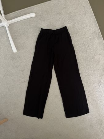schwarze Stoffhose mit Gummizug