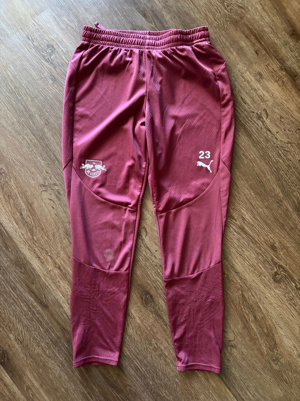 Puma Pantaloni: Red Bull Leipzig Trainerhose Gr. M – Usato da Muttenz venduto da bargain_hunter