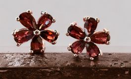 Belles boucles d'oreille, grenats en fleurs