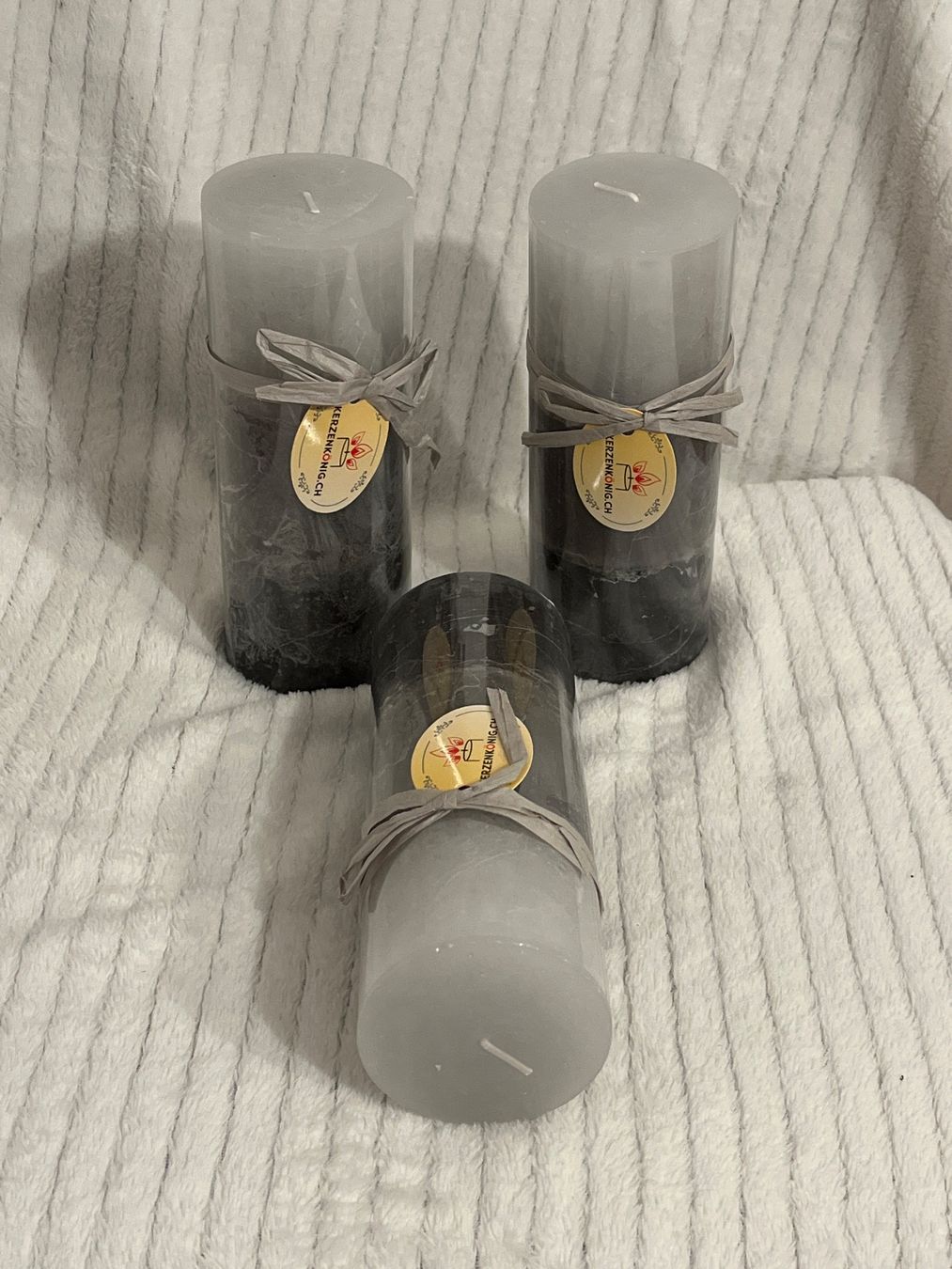 Candele: Wunderschönes 3er Set Kerzen grau abgestuft 6,8x18cm – Nuovo e nell'imballaggio originale da Oberegg venduto da MZ_DiesundDas