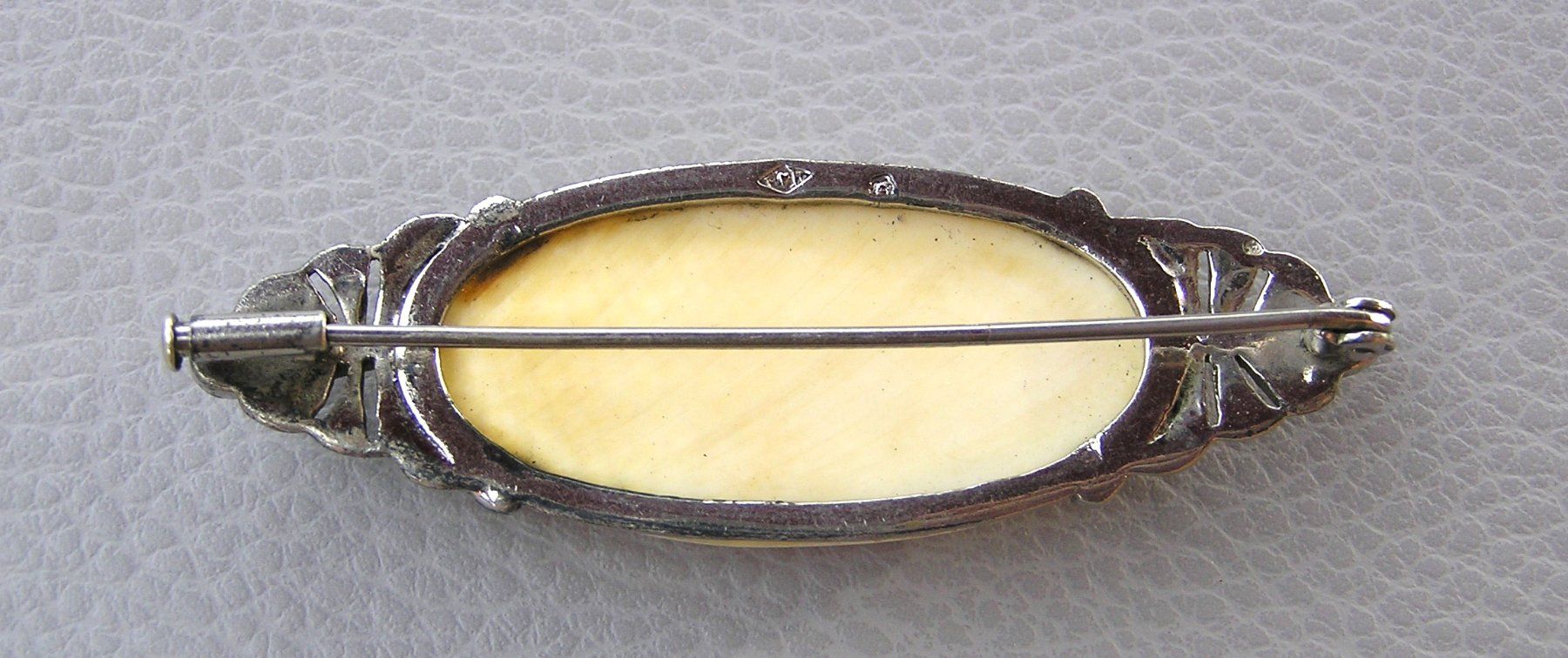 Spille & Fermagli: ANTIKE BROSCHE MARKASIT CABOCHON BEIN – Usato da Grenchen venduto da Antique-hunter 1