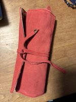 Schmuckrolle aus Wildleder in Rot
