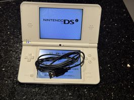 Nintendo DSi LL Konsole weiss inklusiv Ladekabel gebraucht