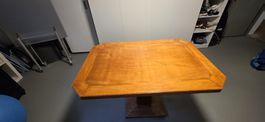 Schöner Vintage Säulentisch / Holztisch mit charmanter Form