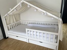 Hausbett mit Schubladen und Betthimmel