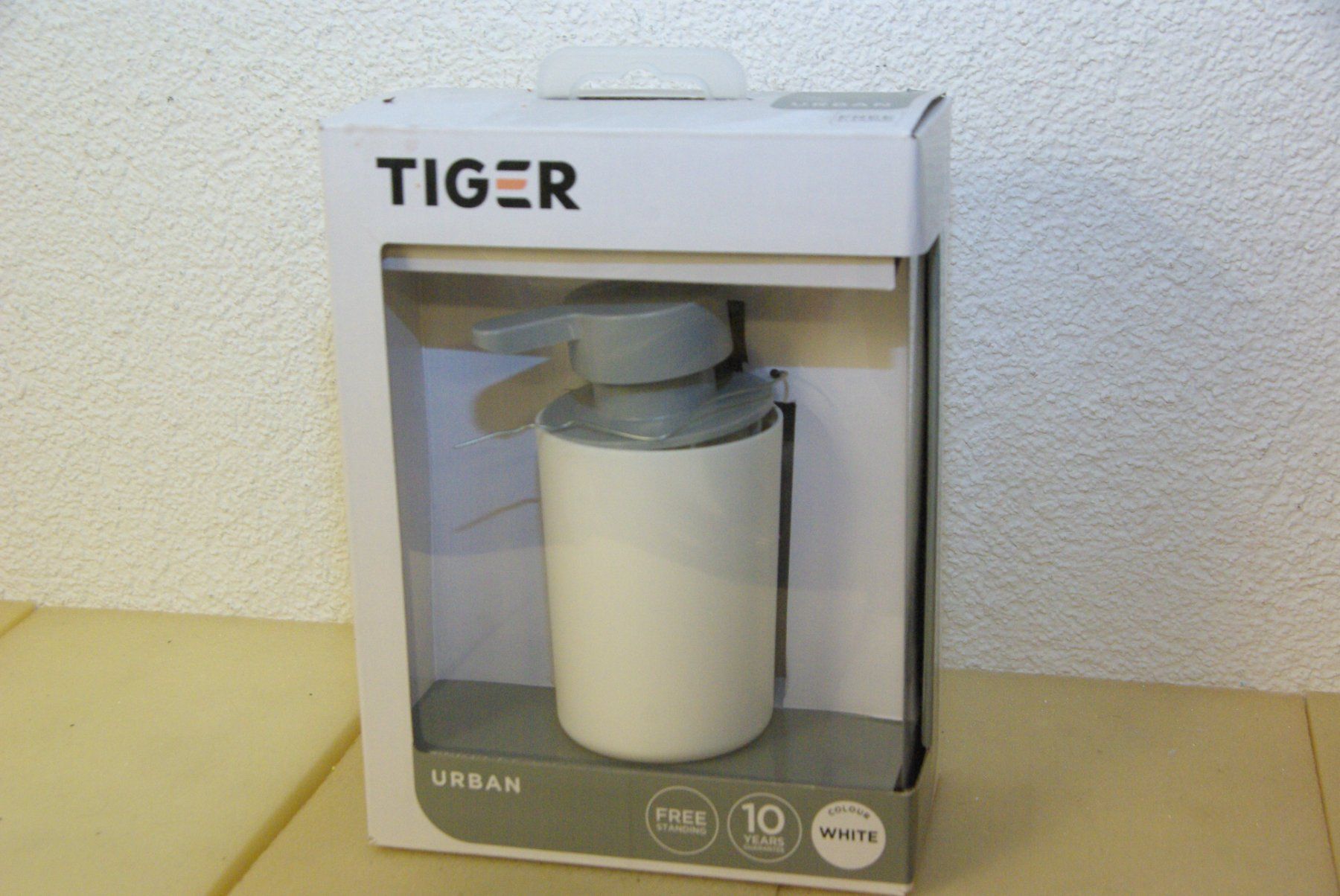 Seifenschalen: Seifenspender TIGER / Urban, weiss – Neu und originalverpackt aus Herisau von Cevianer1844