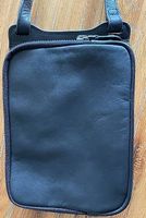 schwarze Umhängetasche aus weichem Leder
