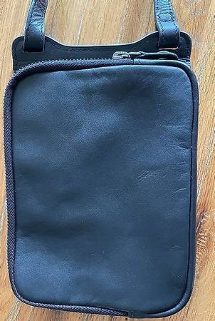 schwarze Umhängetasche aus weichem Leder