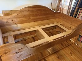 Bett Massivholz mit Lattenrost und Matratze
