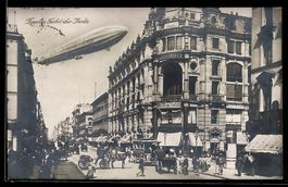 Berlin, Luftschiff Zeppelin überquert d