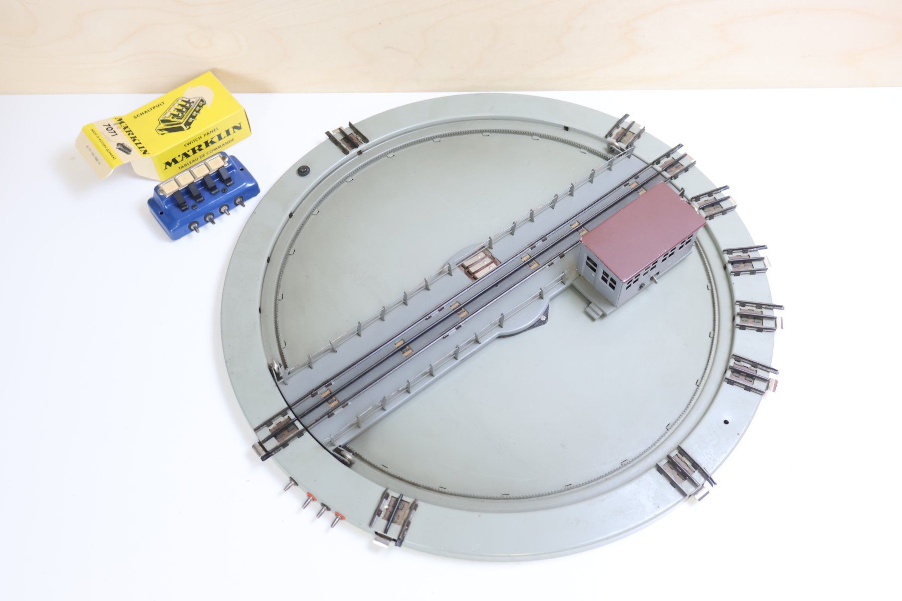 Märklin Modelleisenbahnen: Märklin Elektro Drehscheibe 7186  - H0 – Gebraucht aus Winterthur von Monstera 5