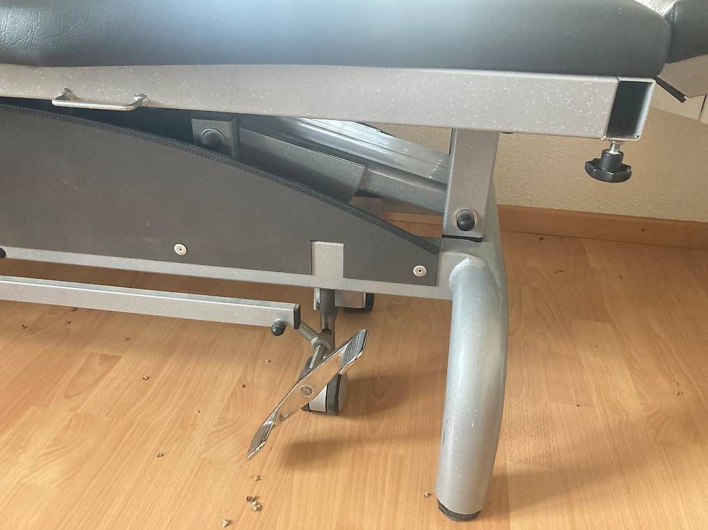 Sedie a sdraio: Elektrische Massageliege – Usato da Lenzburg venduto da Dtigerkralle 2