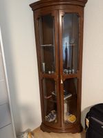 Eckvitrine aus Holz mit Glastüren braun guter Zustand