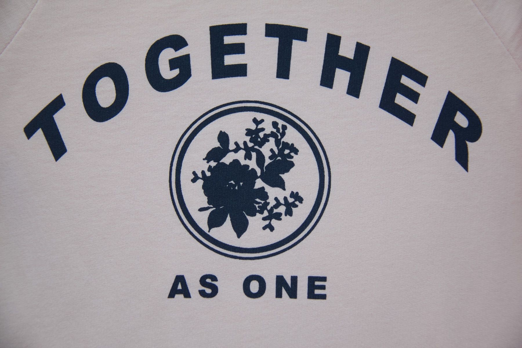 Maglioni & Felpe: Sweatshirt mit Aufschrift 'TOGETHER AS ONE', Gr. 134-140 – Nuovo (secondo la descrizione) da Uetikon am See venduto da Vil4523 1