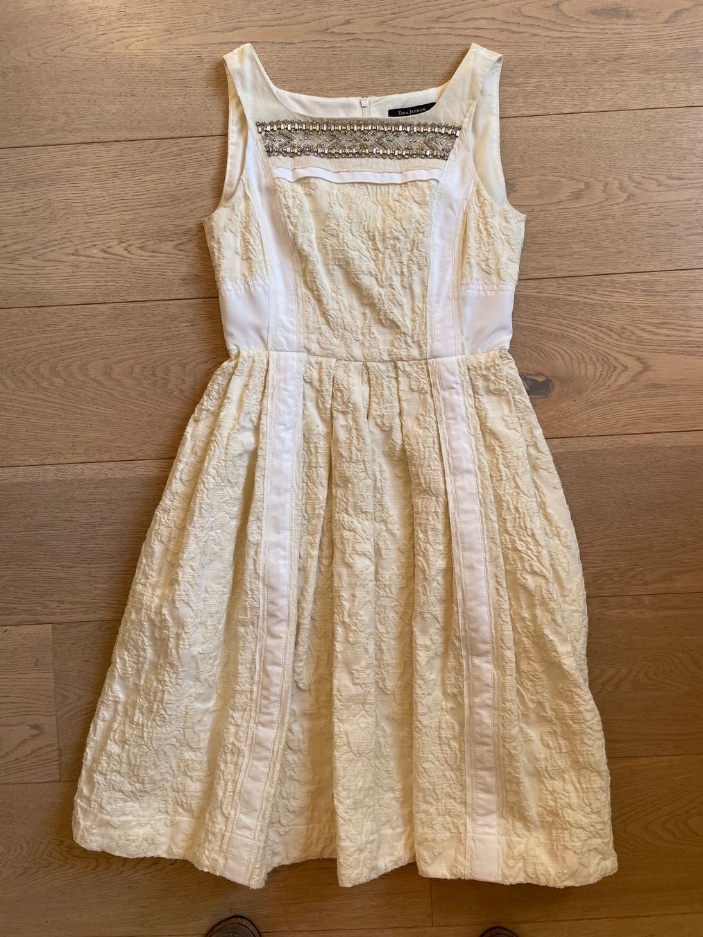 Tara Jarmon Vestiti: Robe évasée diamantée Tara Jarmon – Nuovo (secondo la descrizione) da Troinex venduto da nadinebmichaelson 5