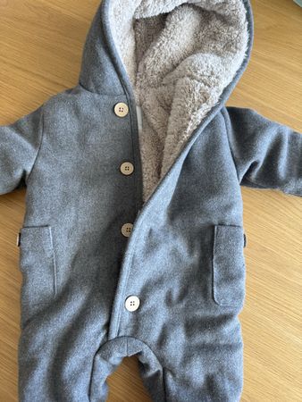 Neuer Overall La Redoutegefüttert grau mit Kapuze Gr.6Monate