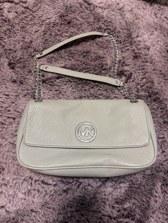 Michael Kors Handtasche grau Leder Kette Schultertasche gut
