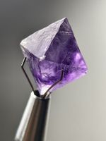 Perfekter natürlicher, ungeschliffener oktaedrischer violett