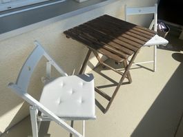 Balkon Tisch und Stühle