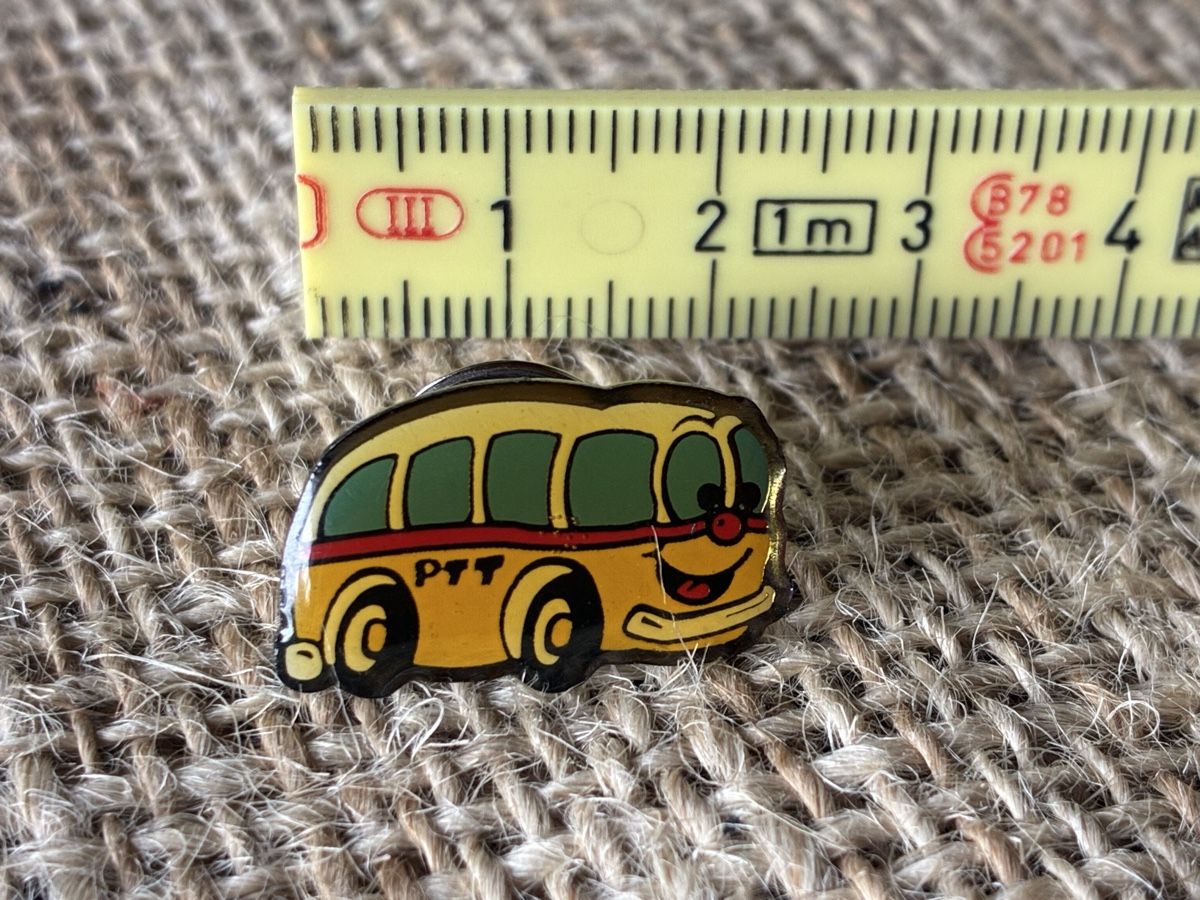 Plaketten & Abzeichen: Pin Set -  Postauto, Tinguely Briefmarke, Taschenmesser – Gebraucht aus Ebnat-Kappel von ponyhales 3