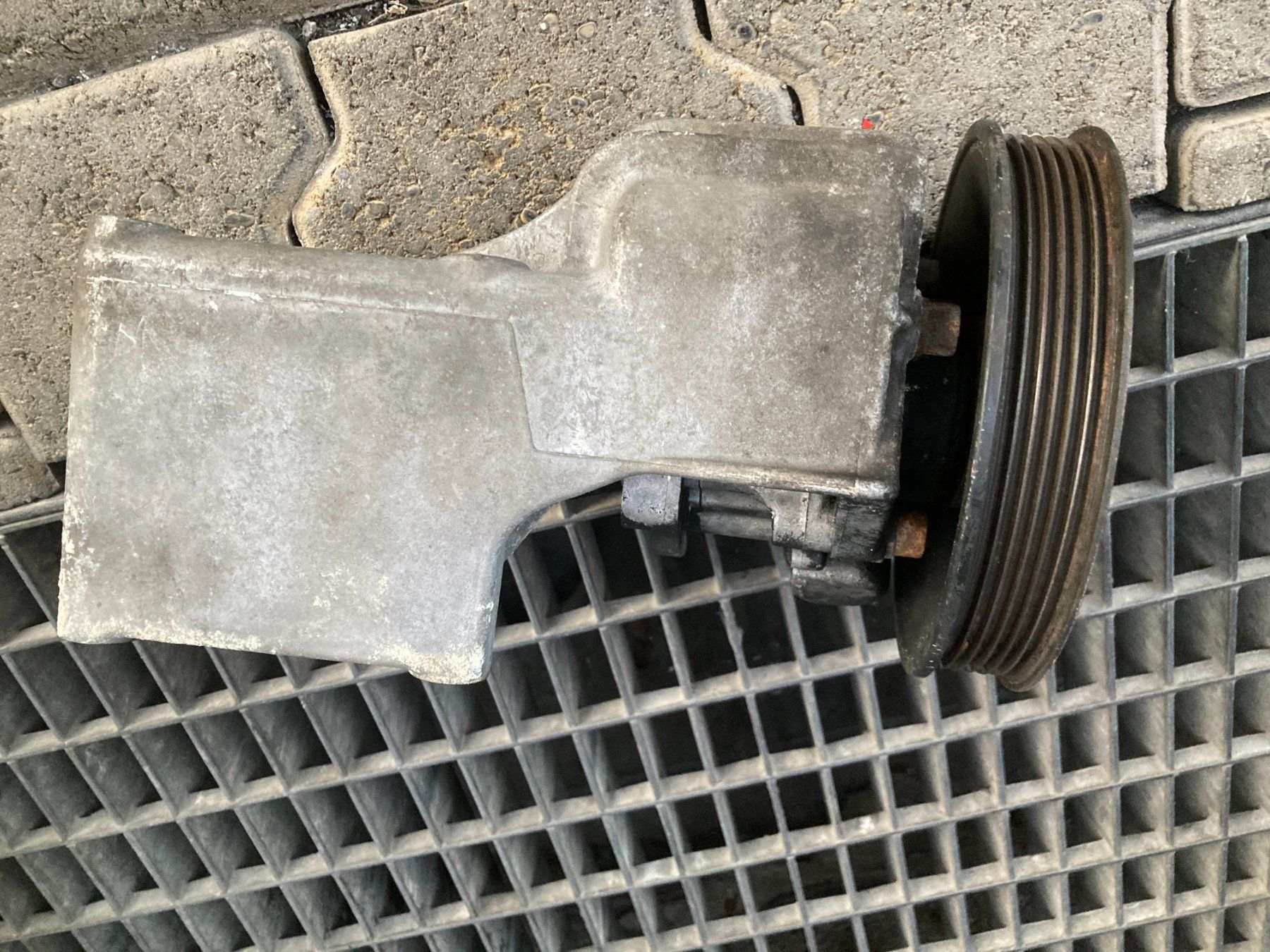 Volkswagen Tutti pezzi di ricambio auto: VW T4 2.5 Syncro Servolenkungspumpe – Usato da Cham venduto da Cham6332 4