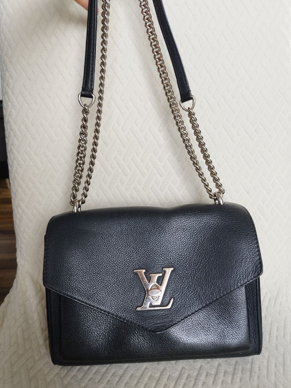 Louis Vuitton Taschen für Damen: Louis Vuitton Lock Me  Black Leather Shoulder Bag, stylish! – Gebraucht aus Silvaplana von gin_h6nz