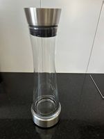 Design Karaffe aus Glas mit Kühlelement und Edelstahldeckel