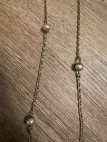 Goldfarbige Halskette mit Perlen - ideal für den Sommer!