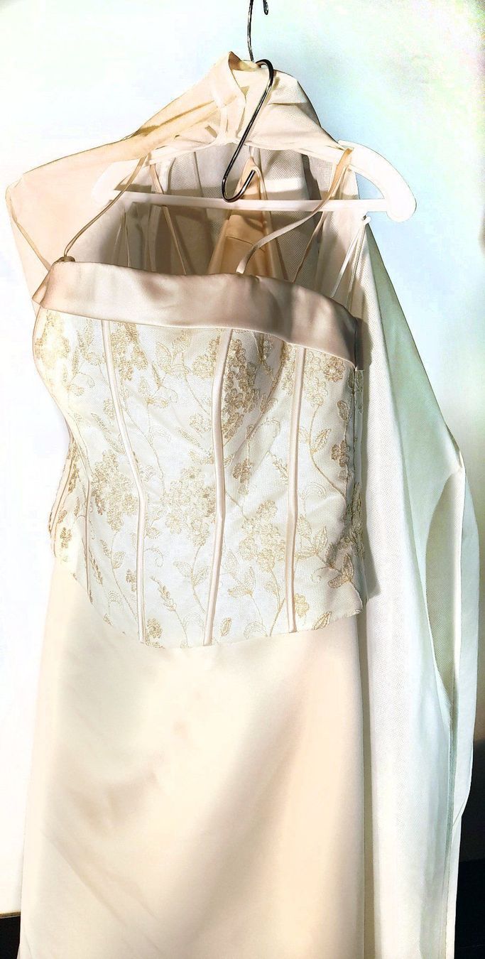 Vestiti: Brautkleid Creme-gold Gr. 48 mit Schleppe – Nuovo (secondo la descrizione) da Villmergen venduto da Rehe1989 1