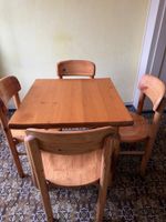 Holztisch mit 4 Stühlen 