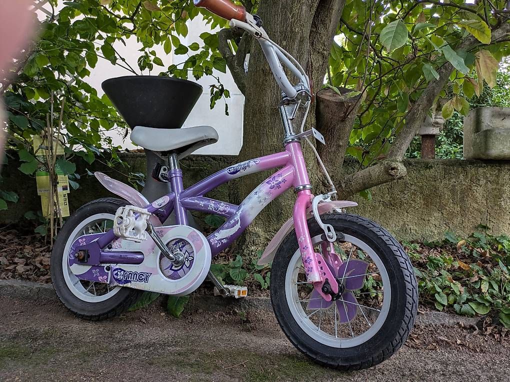 Tutti i DVDs: Kleines Kinder Mädchen Velo – Usato da Binningen venduto da Smile-46