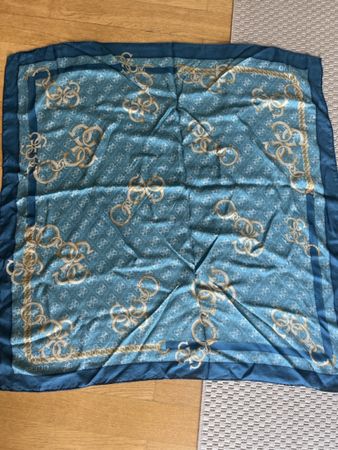 Tuch GUESS blau Logo, Muster und Ketten 
