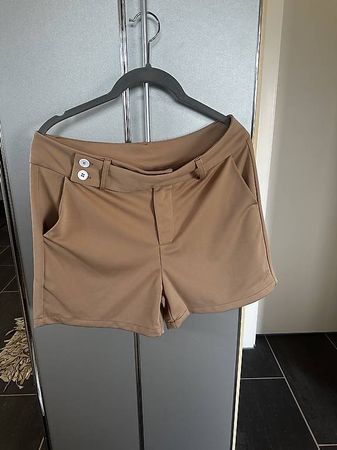 Beige Shorts mit seitl. Taschen, Gr. L