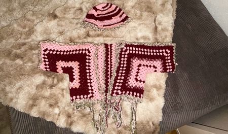 Selbstgehäkelte Jacke mit passendem Fischerhut
