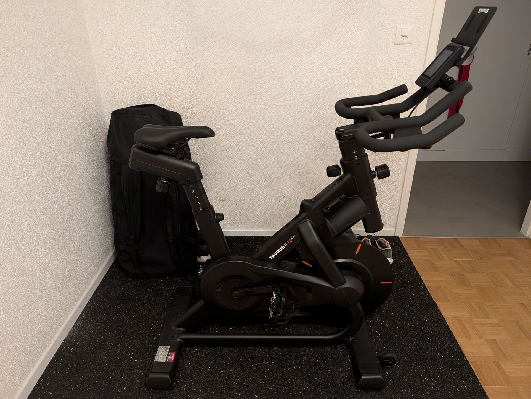 Taurus Hometrainer: Taurus IC70 Smart Indoor Cycle schwarz gebraucht – Usato da Zürich venduto da glo_8zpg