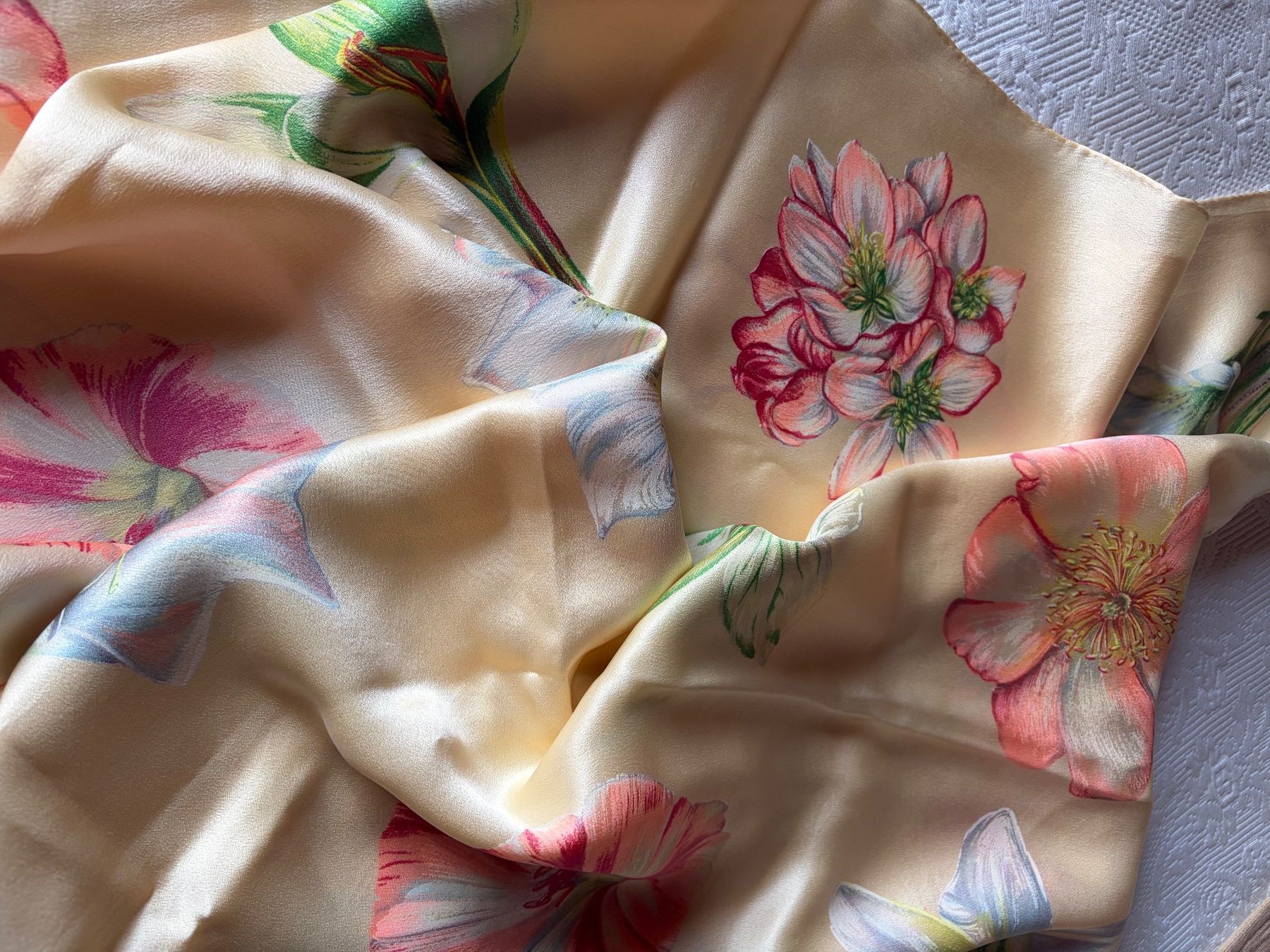 Fabric Frontline Foulards, Tücher & Schals: Fabric Frontline 100% Silk Big Scarf – Gebraucht aus Luzern von AM2nd 1
