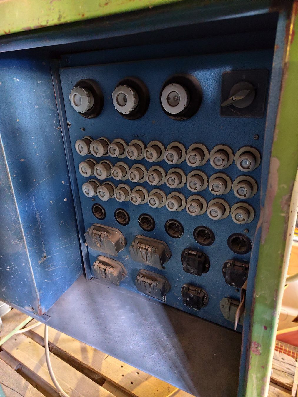 Electrotechnique: Robuster Baustromverteiler, gebraucht – D'occasion à Unteriberg par T08 1
