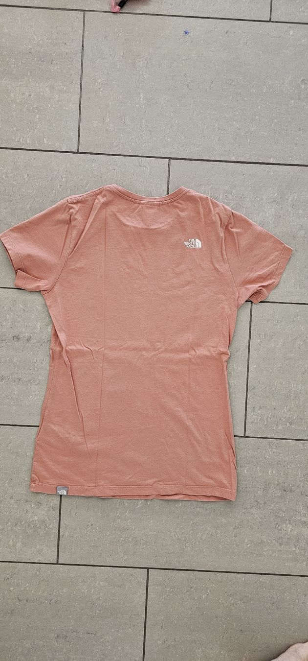 North Face T-shirt: t-shirt rosa North face – Usato da Gordola venduto da Alfacigno 2
