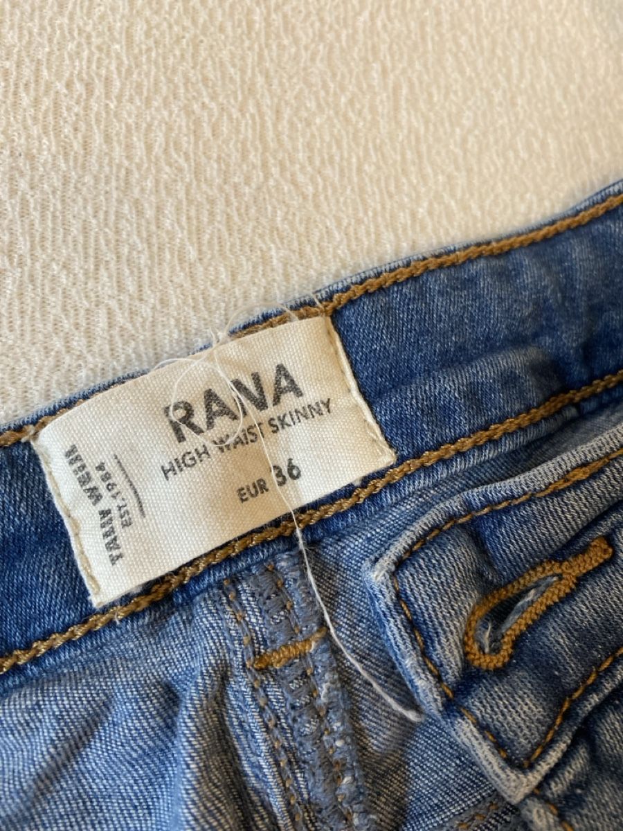 Jeans: 2 Löcher-Jeans blau Gr. 36 – Usato da Langenthal venduto da jessiica_z 2