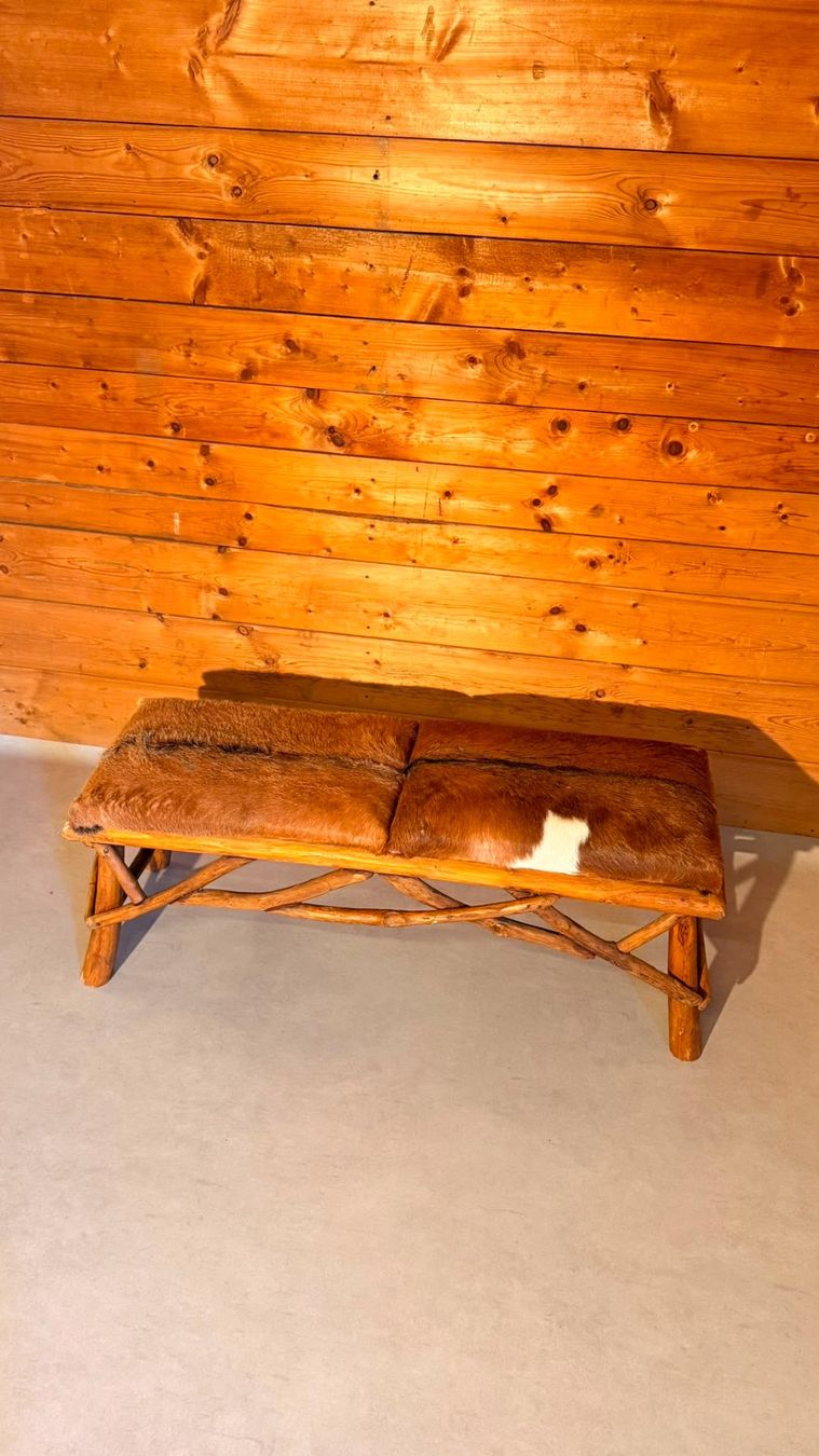 Bänke: Rustikale Holzbank mit Echtfell im Chalet-Stil – Gebraucht aus Rickenbach ZH von Der-Insider 5