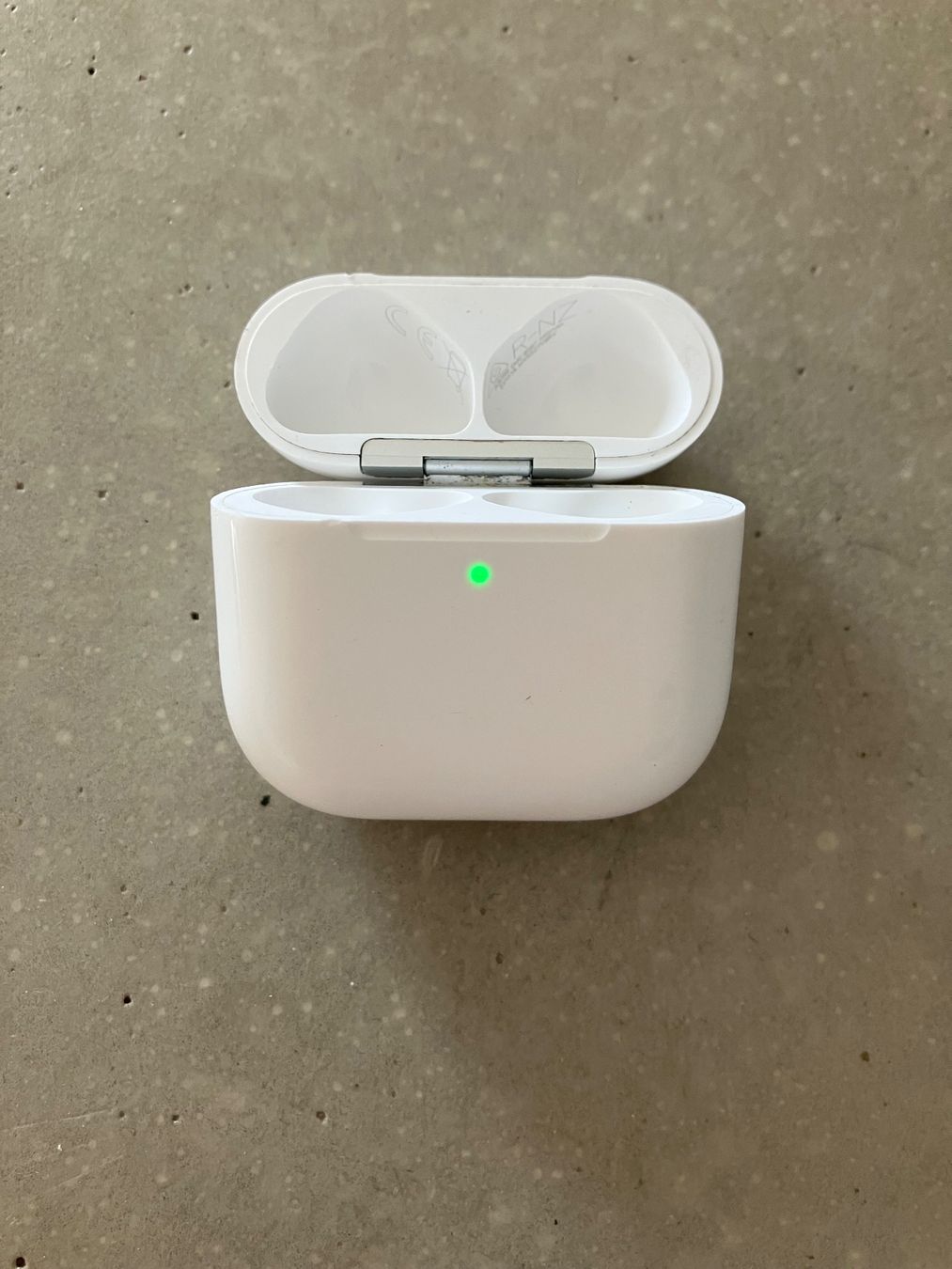 Apple Casques audio: APPLE AIRPODS 4 CASE ANC – D'occasion à Lausanne par mr.v