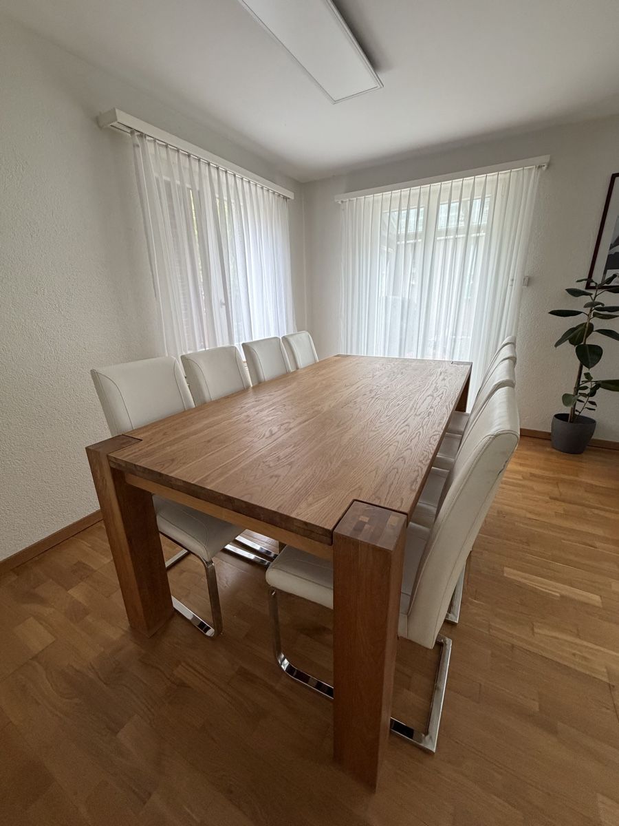 Set de table et chaises: Dining Table and 6 Chairs Solid Oak Wood White Leather – D'occasion à Dättwil AG par nou_tn8j 1